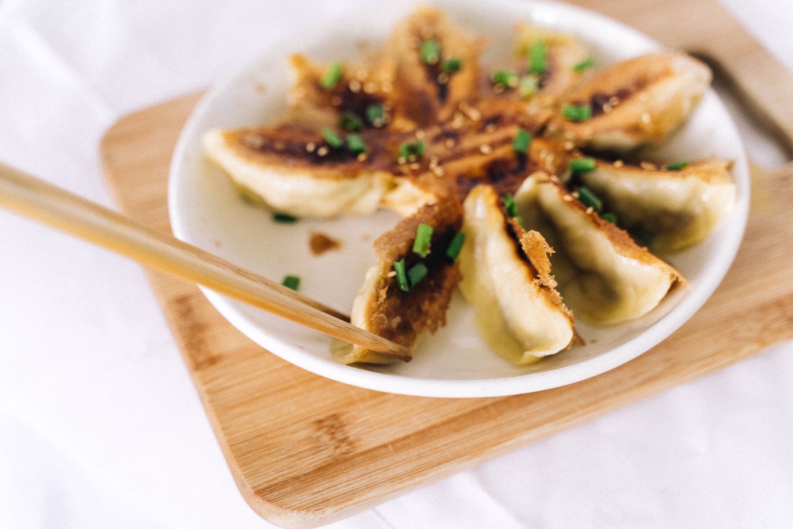 Knusprige Gyoza mit Dip für die Tischmitte